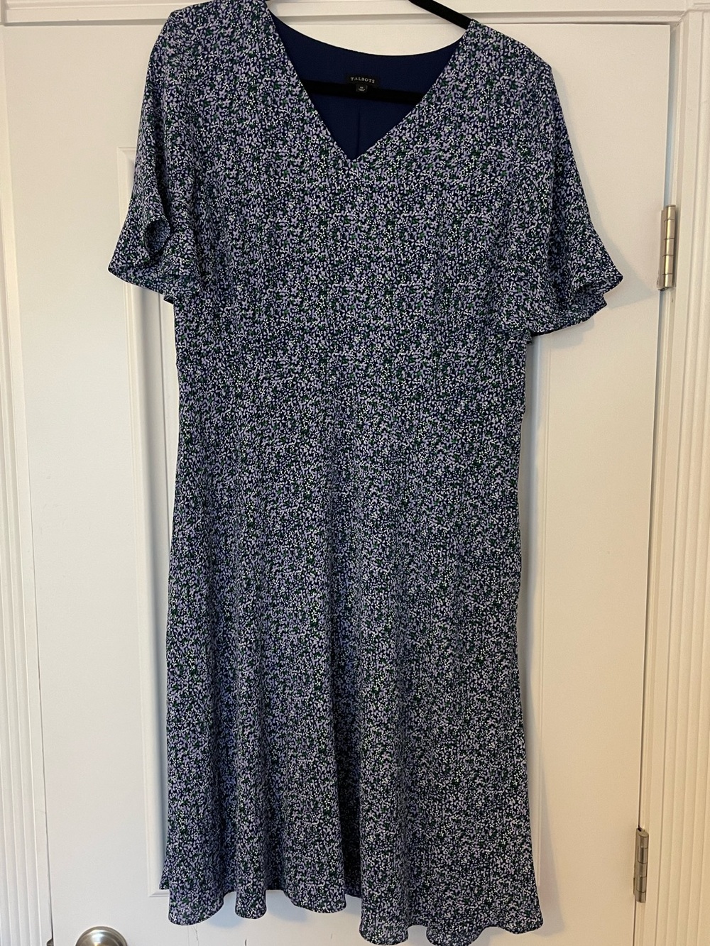 Dress with floral blue pattern and pockets